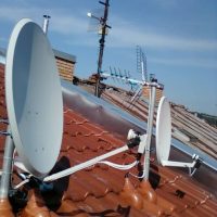 Satronik_dve_paraboly_na_streche-antena